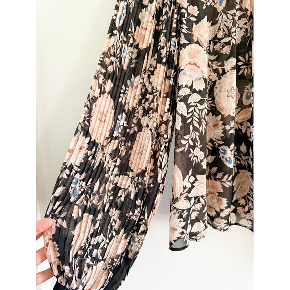 Floral Black and Cream Women's Top - Picture 4 of 12